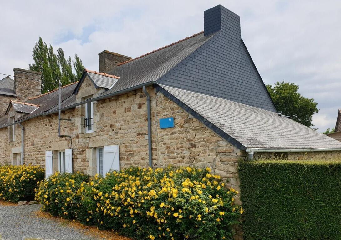 Charming Traditional 2-Bed Cottage Near Plémet Екстериор снимка
