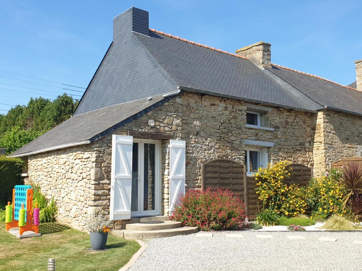 Charming Traditional 2-Bed Cottage Near Plémet Екстериор снимка